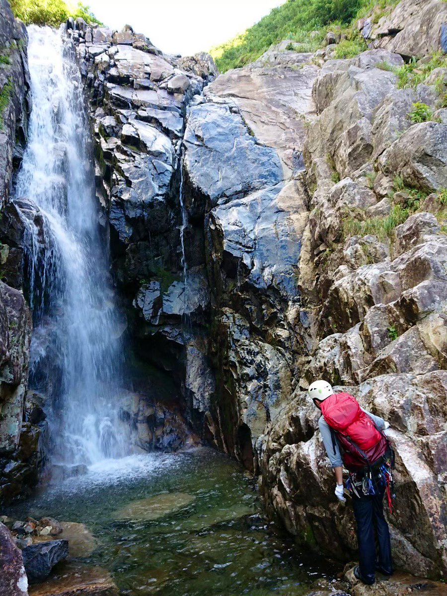 1920_wac's tweet photo. 「沢登り」

普通の登山は尾根を登るが、沢登りは谷を登る。

決められた登山道ではなく、自分でルートを見極め、滝を登り、沢を泳いで山頂を目指す、冒険的要素が魅力。原生の自然も楽しめる。

急流の多い日本独自の登山スタイル。
暑い夏は街から離れ、涼を求めて沢に行く。最高に気持ちいい。 https://t.co/jv3RROubTc