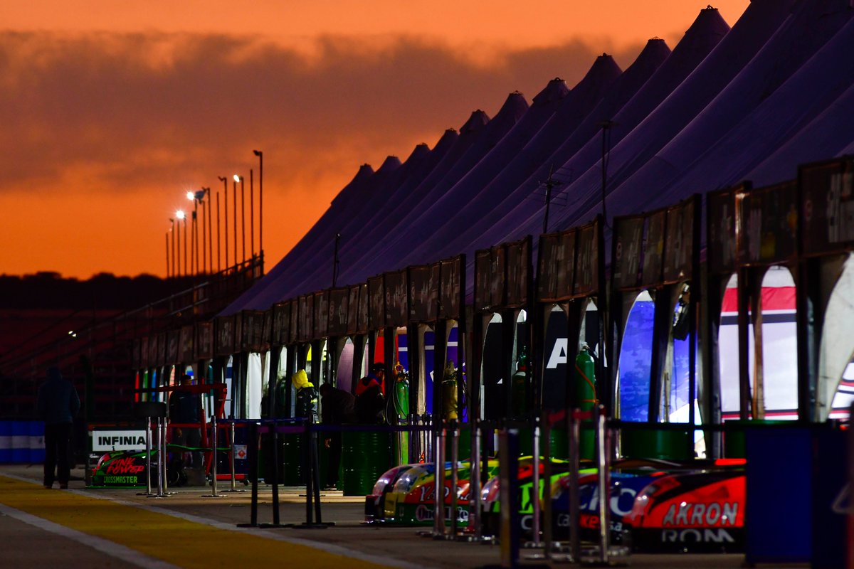 fotoscejas's tweet photo. Amanece en los boxes de #TCenToay https://t.co/DJmx0PewJs