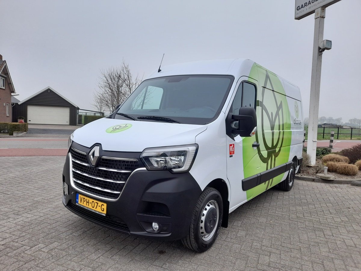 GarageDijkers's tweet photo. Aan Alliance BV uit Nieuwkuik hebben wij deze nieuwe #Renault Trucks Master mogen afleveren. Zoals vanouds de L2H2 versie maar nu wederom met luchtvering op de achteras en een safebumper. De betimmering is verzorgd door Elcar BV en de reclame door Letters uit Bavel. https://t.co/L88n8y028K