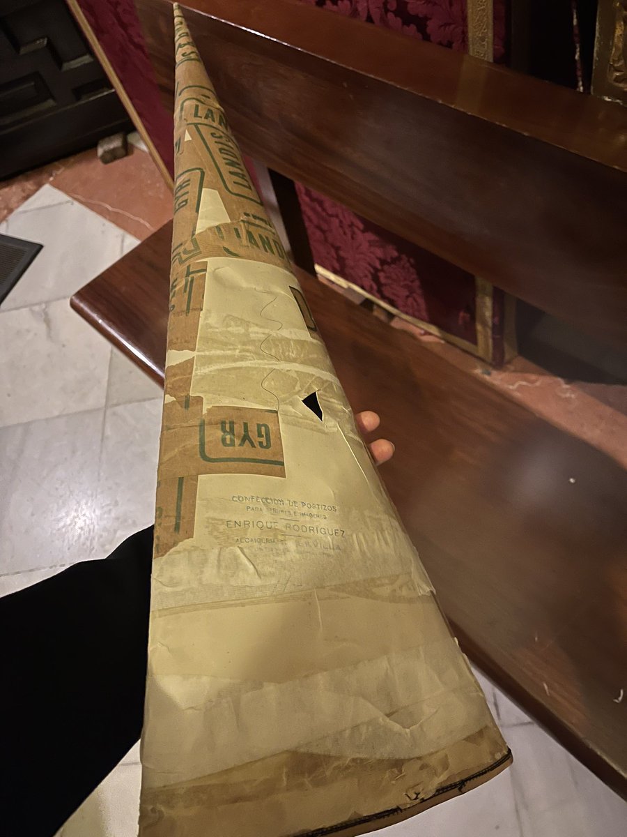 IgnCaceres87's tweet photo. Ayer un nazareno de 91 años completó su estación de penitencia en la @Hdad_Montserrat

Este capirote tiene 70 años. Es un símbolo del amor y dedicación de un hombre por su hermandad. 

Qué grande eres Manuel Cáceres Sirgo.  

#ViernesSanto #SSantaSevilla22 https://t.co/zMuEzaqPix