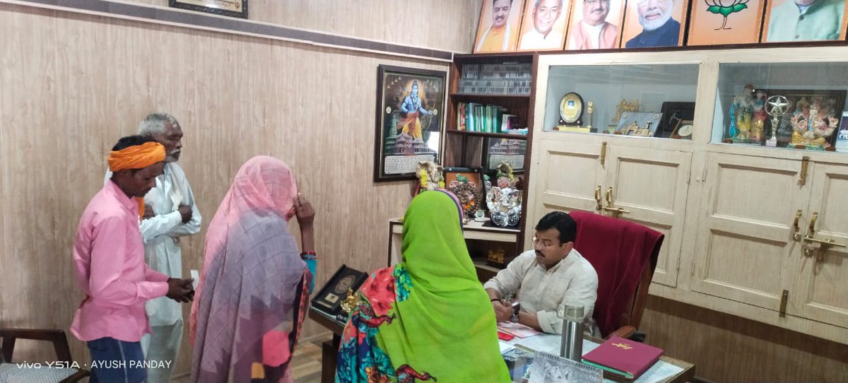 AsisaMonu's tweet photo. 138 विधानसभा बनबीरपुर में जनता दरबार लगाकर लोगो की समस्याओ का मौके पे निस्तारण किया।
जय श्री राम
@BJP4UP 
@BJP4India 
#mission2024 https://t.co/eOj6mivQkJ