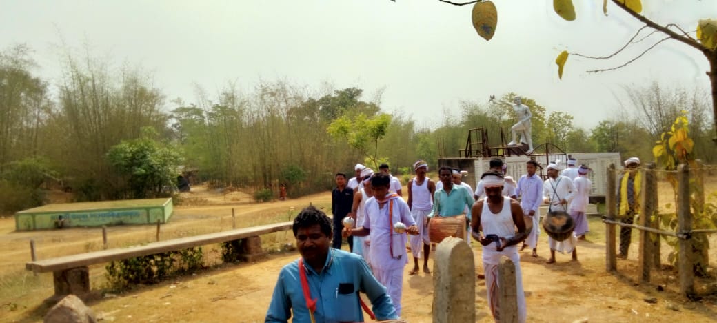bmswbunit's tweet photo. आज दिनांक 16/04/2022 मरईखूंटी बिरसा मुण्डा कम्युनिटी हॉल में आयोजित "Pahan Training" हो रहा है। 
आये हुए सभी प्रशिक्षुको बोहत बोहत शुभकामनाए एबं पाहन गुरु श्री गुईराम पाहन, श्री बसन्त पाहन जी को आतंग दारोम, सिबिल जोअर 🙏। https://t.co/YKadQNIH08