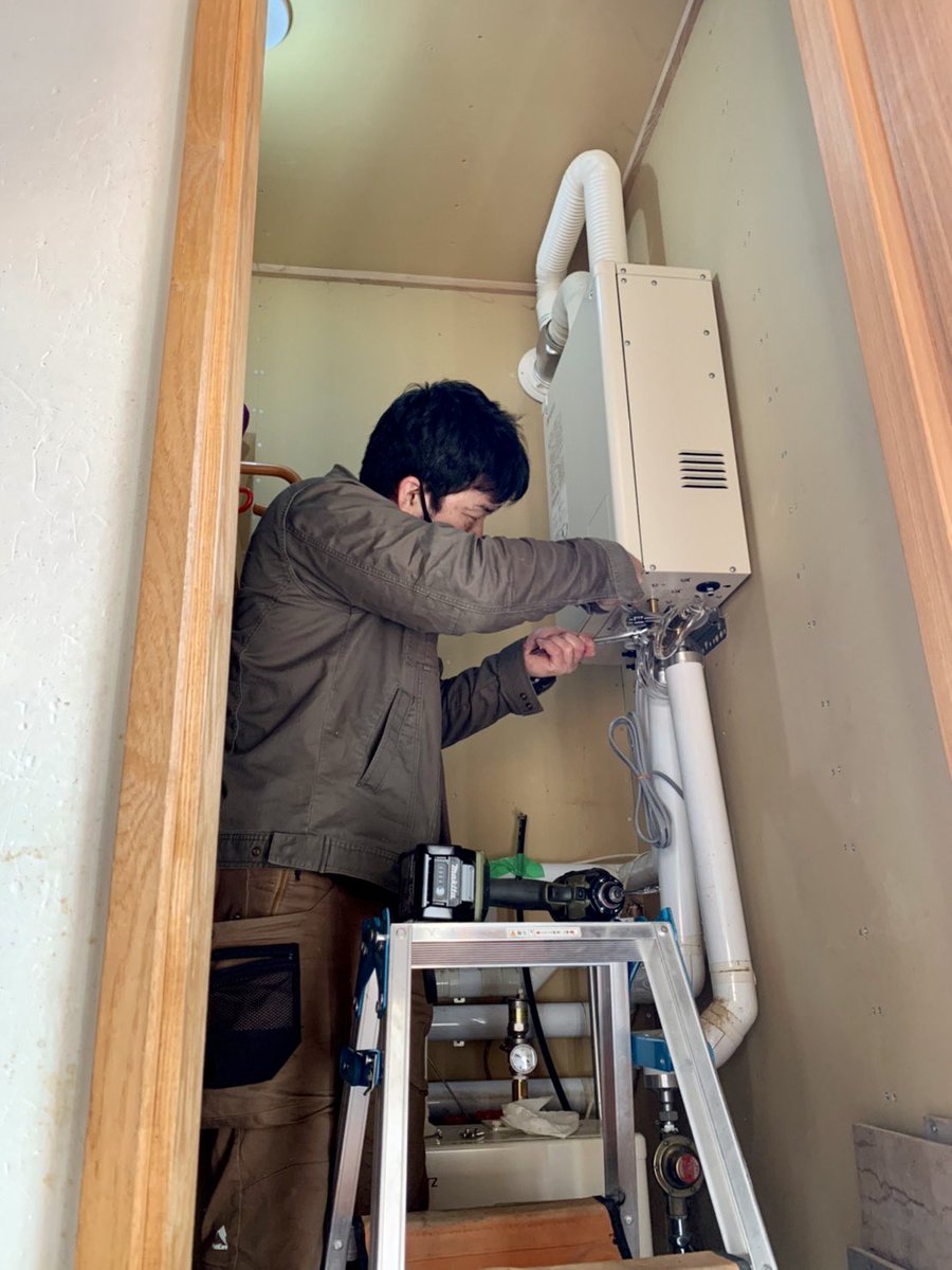urajusetsu2021's tweet photo. うら住宅設備です。🏠
石油給湯ボイラーが急遽故障、奇跡的に札幌に1台在庫があり交換させて頂きました！
給湯、暖房用ボイラーは今、全く入ってこない状況の中、故障してしまうと対応ができない状況です💦
各種ボイラーのご検討をされているお客様は早めのご注文をお勧め致します！

#千歳
#ボイラー https://t.co/ZU8IZuuUdY
