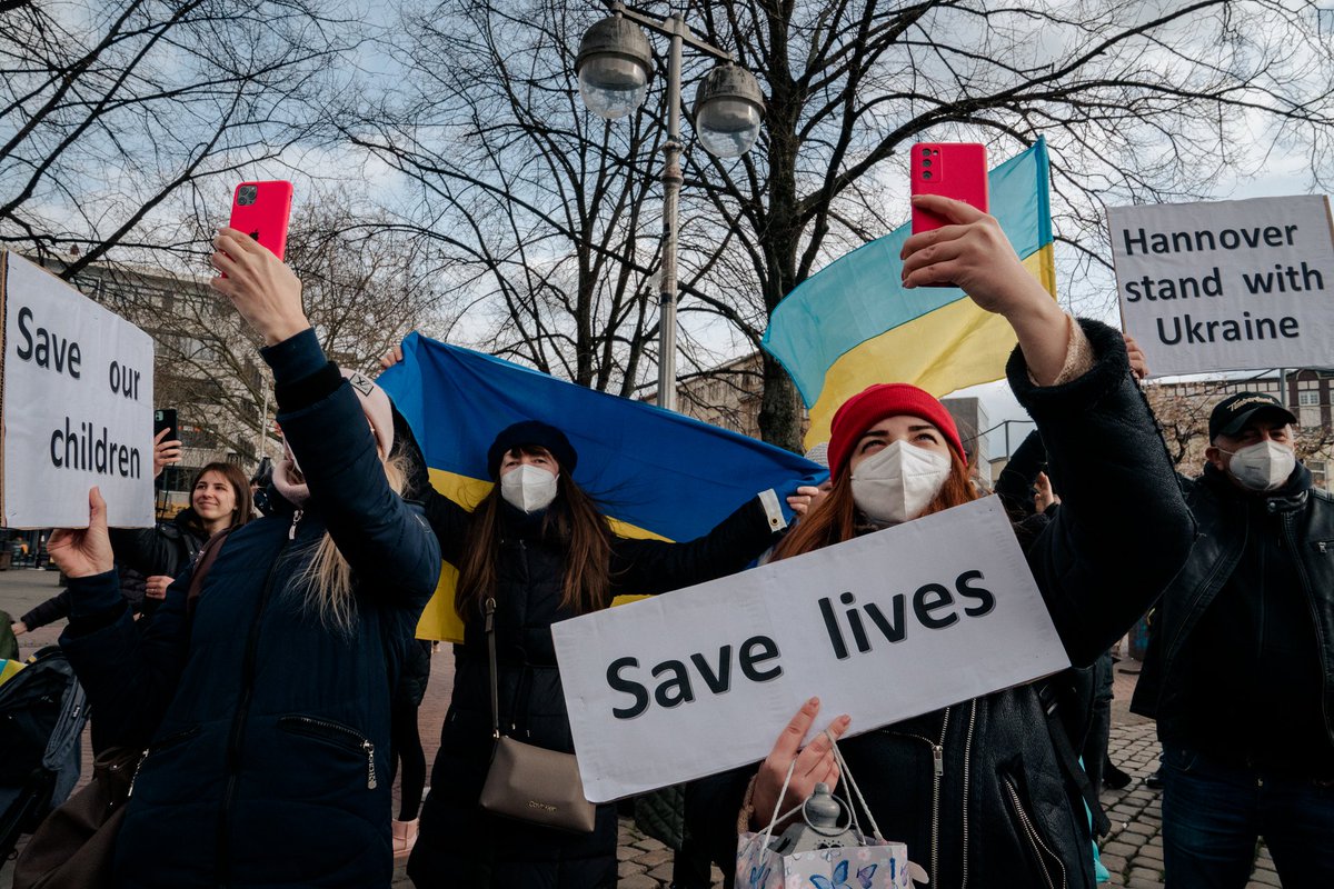 Demonstration gegen den Krieg in der Ukraine.
#standwithukraine
Streetfotografie Kurse in Hannover

#fotoschule #fotokurs #fotografierenlernen #streetfotografie #fotoworkshop #fotografielernen #instahannover #hannoverliebt  #hannoverfotografie #hannover_fotografie #hannover