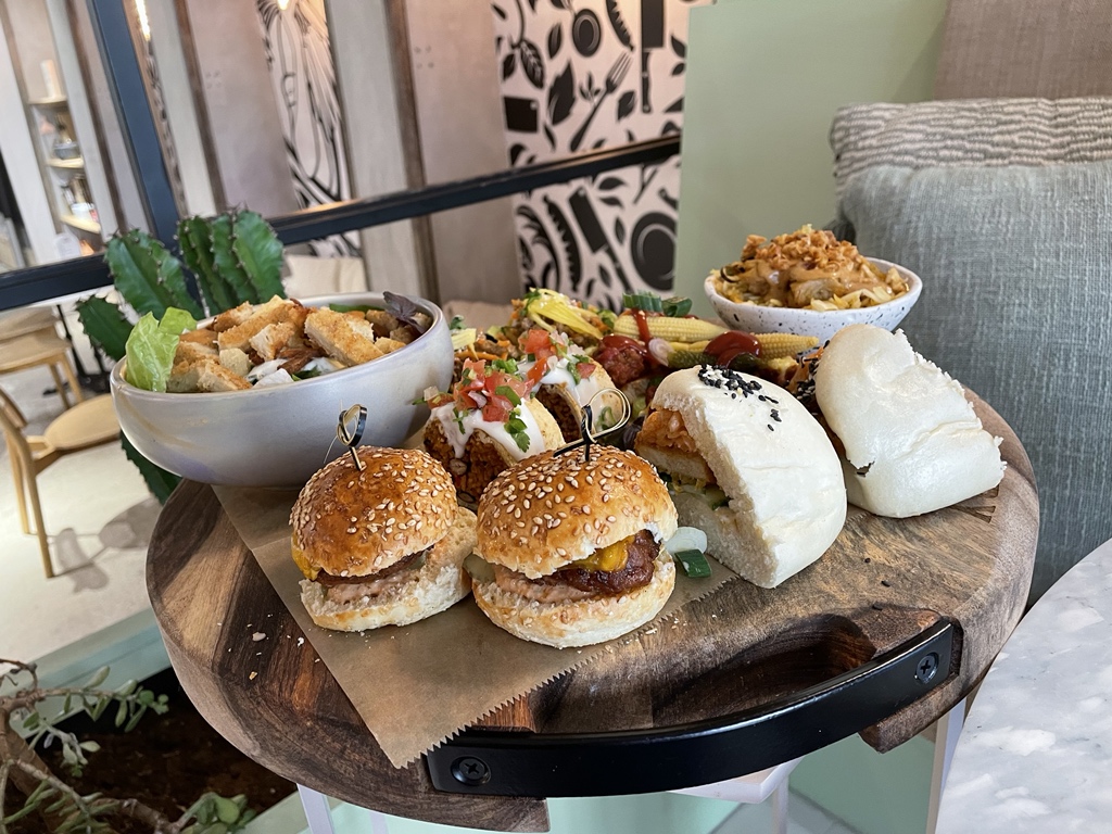 RowdyRabouw's tweet photo. Vegan lunch in Rotterdam 😋😋 @VegaSlager #devleeschlobby https://t.co/WhUJXJv5kj