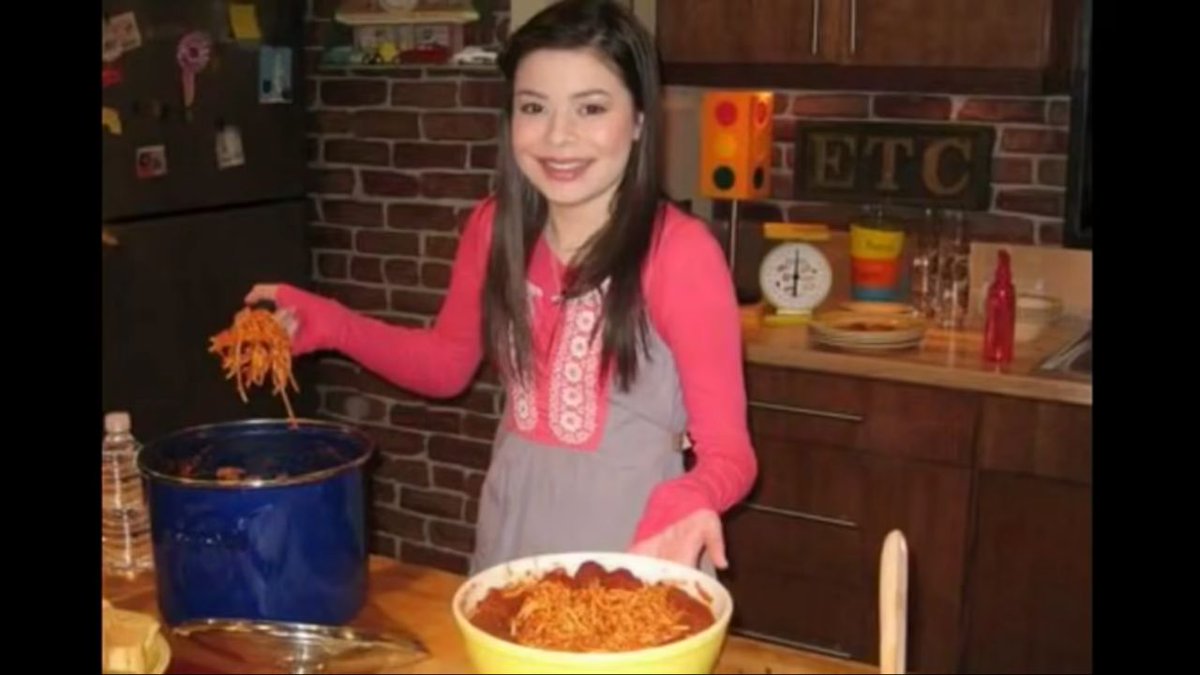 cogiendo los spaguetis con la mano