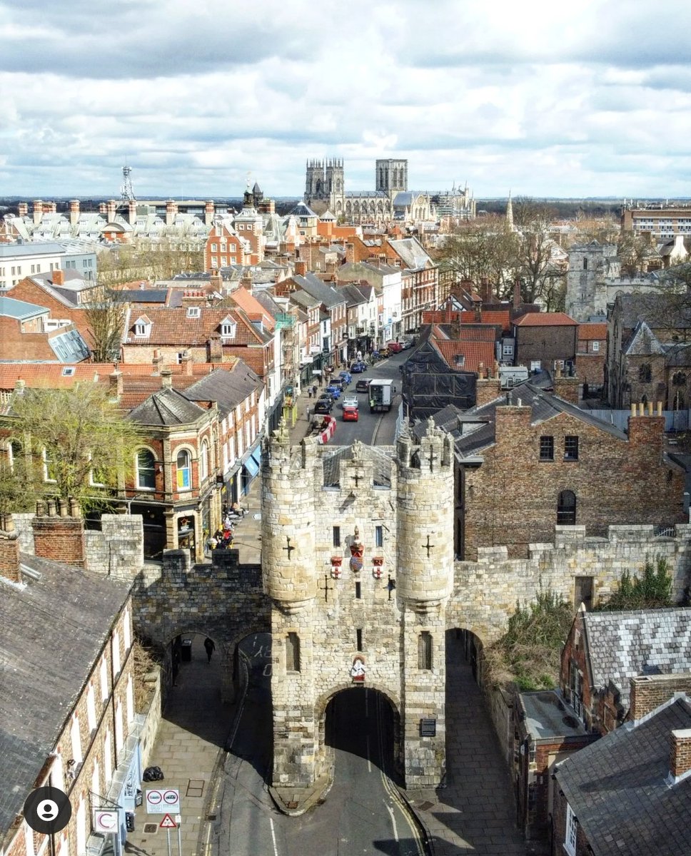 SkyShiftUK's tweet photo. Micklegate Bar, photobombed by York Minster
.
@MicklegateBar
@York_Minster
#micklegate #micklegatebar #york #yorkshire #northyorkshire #yorkminster #yorkwalls #yorkbarwalls https://t.co/JOMw8y0Y6t