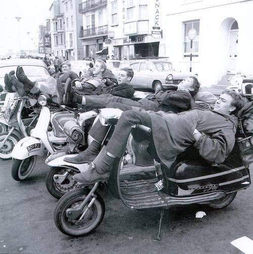 davy_lawless's tweet photo. Who needs a deckchair when you've got scoot? #Lambretta #Vespa #Mods #1960s https://t.co/ToSNwY5LzT