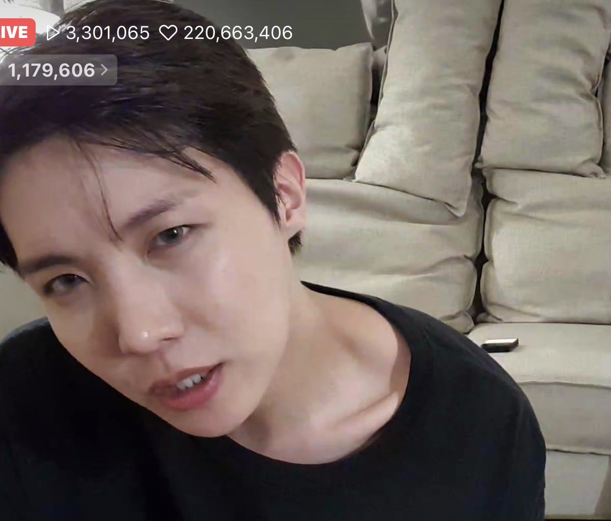 praewpannip's tweet photo. "ไอ่คนในใจเธอ​ มันหล่อกว่าพี่ตรงไหน" https://t.co/rsSWI6cWLE