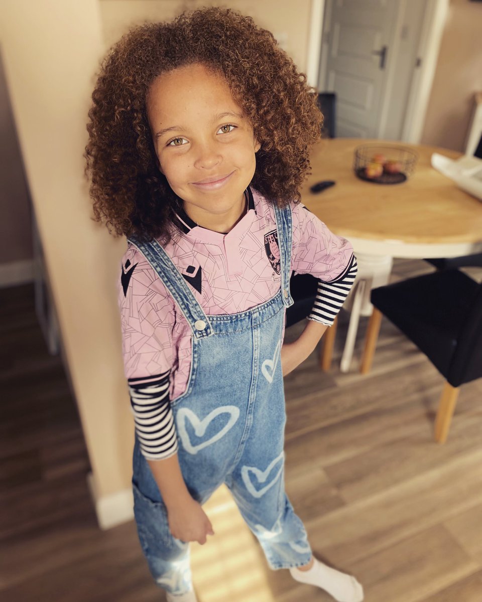 Spendogg5's tweet photo. Packed her overnight bag last night, showered and dressed herself by 9.30 this morningโฆsafe to say somebody is excited about her first away day (and night). ๐๐ฆ #Mollie #Moocow #swfc #Daddydaughterweekend https://t.co/420ZpQJ8FW