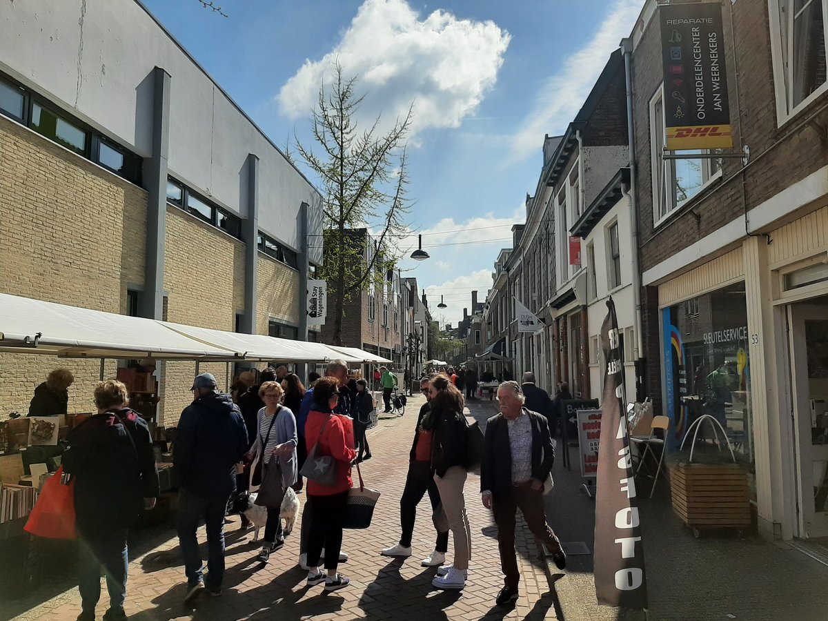 Ik vind het wel een mooie nieuwe opzet van de #boekenmarkt in #wageningen. De kraampjes slingeren nu door de hele stad.