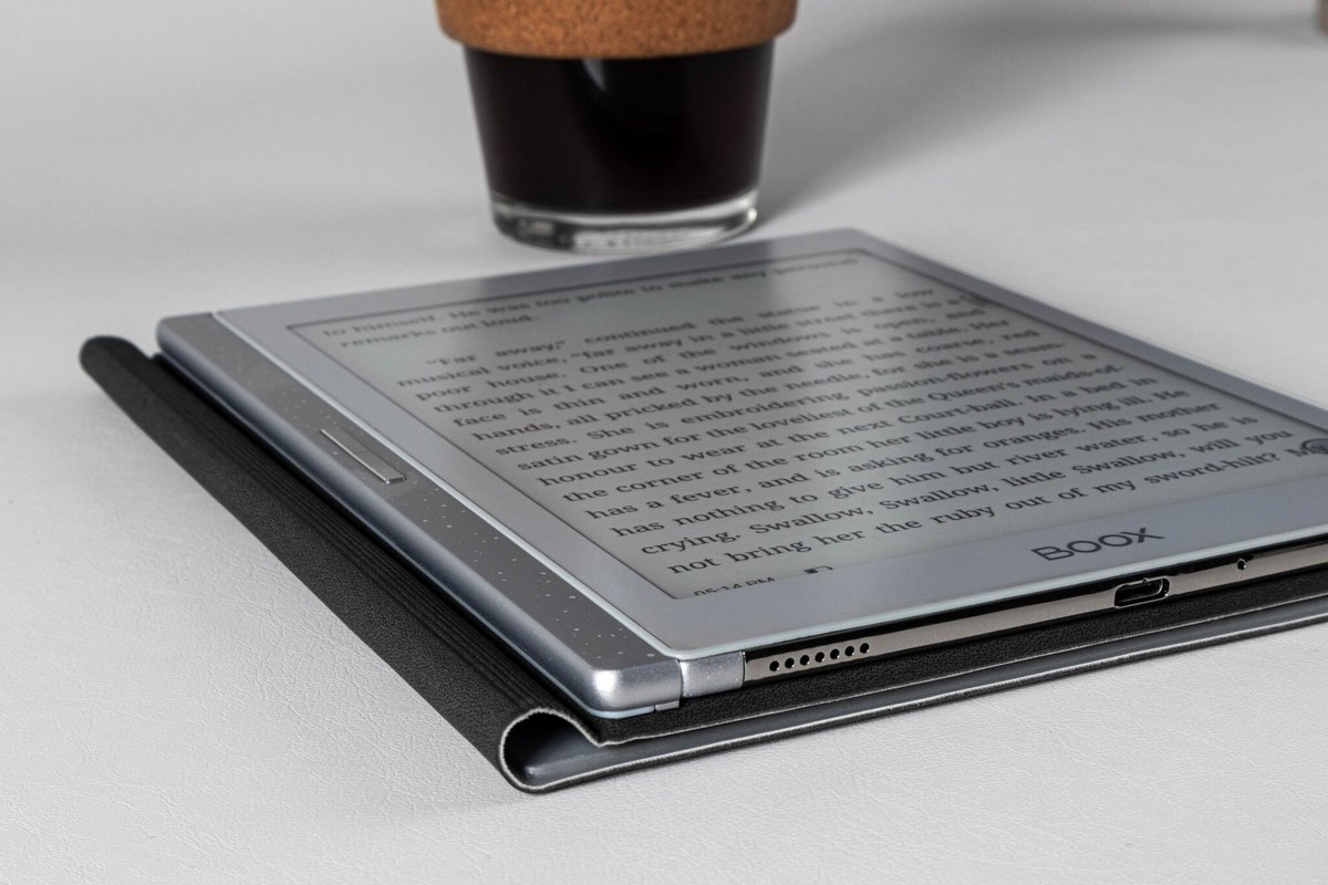 OnyxBoox's tweet image. We have stock for products including #NoteAir2, #MaxLumi2, #Note5, and #NovaAir. If you are considering buying a BOOX, it is just the right time since we are offering a 5% discount on all E Ink tablets before 23 April for #WorldBookDay. Shop now at bit.ly/2VzDmWe