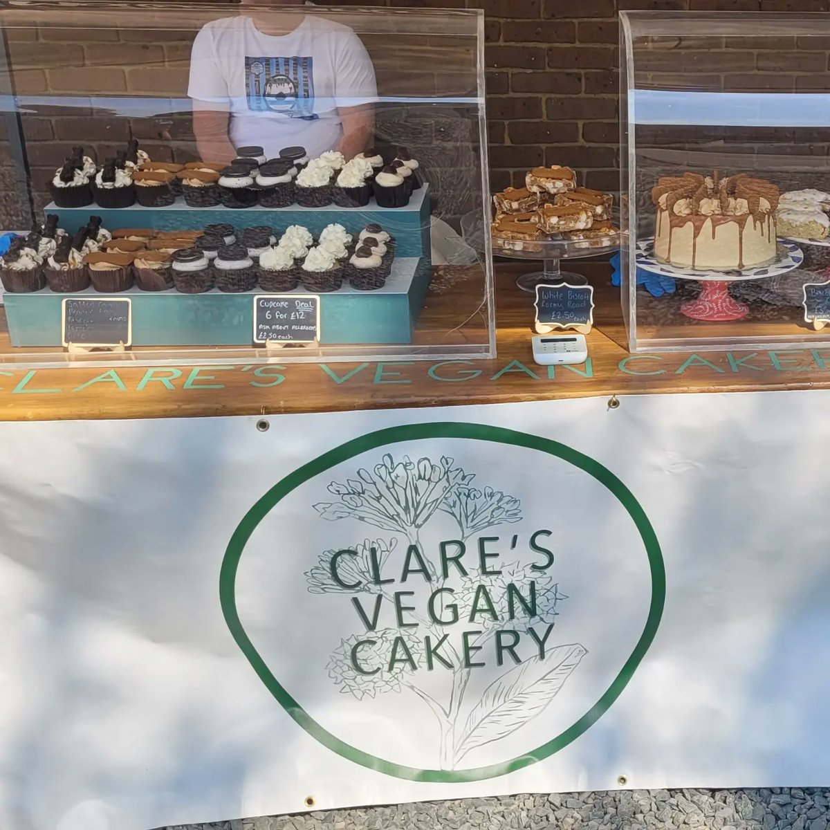 PantryMolly's tweet photo. What a lovely day!
@claresvegancakery @turtle.wood
@peachandpalmplants
#localproduce #collaboration #plants #houseplants #veganfood #vegancake #squirreltable https://t.co/fVhKPluZ9c
