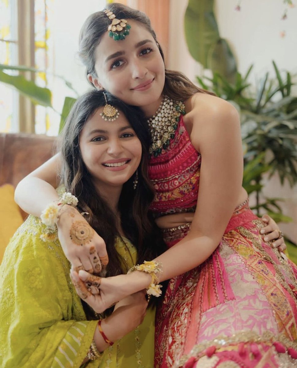 Sisters before misters, forever!

#AliaBhatt poses with her sister #ShaheenBhatt during her mehendi ceremony. 💛💖