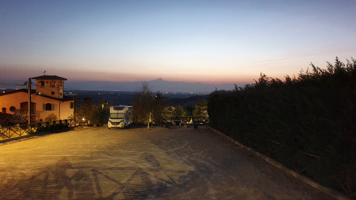 mussini_m's tweet photo. @ParcoMonviso Buona Pasqua con questa foto scattata da Vergne (CN) e sua maestà il Monviso che regna nello sfondo 🤩 (tramonto del 15 aprile). https://t.co/aBJRkzz0tI