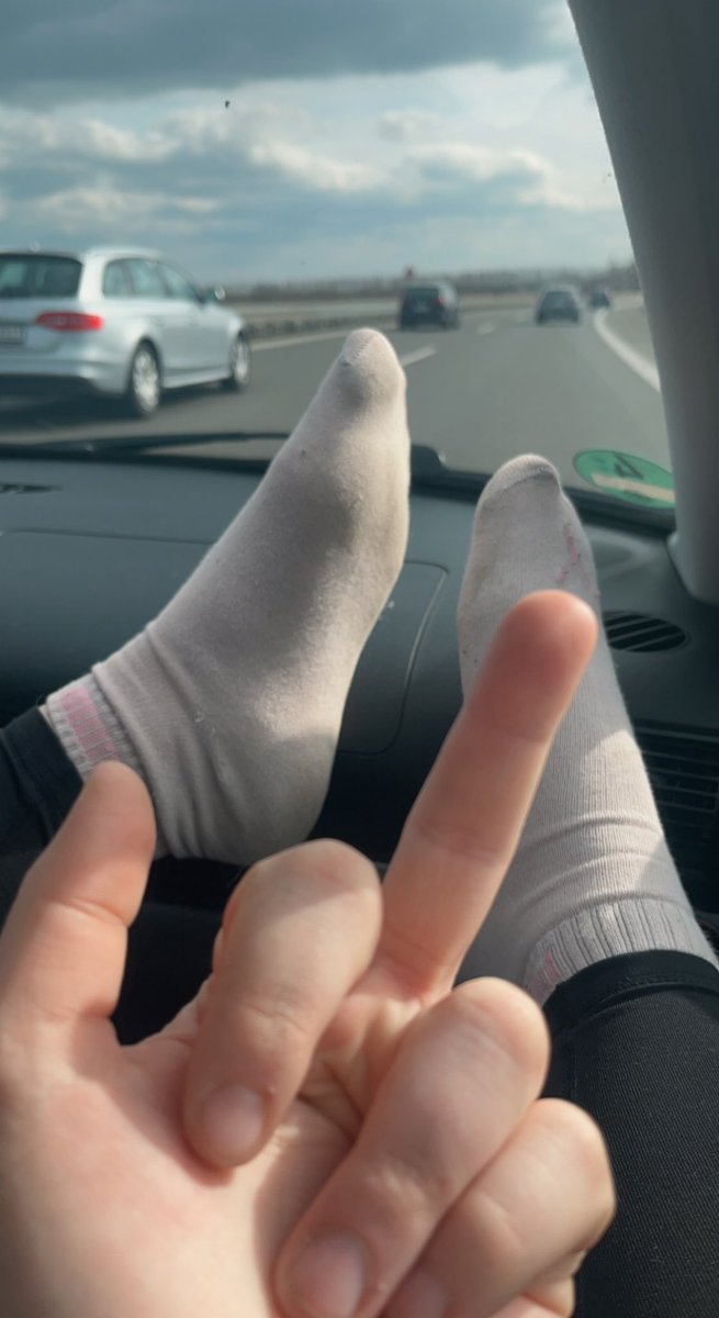 Geldherrin66's tweet photo. Endlich Ostern, endlich kannst du Wichser deine Eier suchen und mir Geschenke abdrücken ‼️😈 sende denn es ist deine Bestimmung bei mir abzudrücken! #femdon #fetisch #fendom #footfetisch #payping #sklave #zahlfotze #zahlschwein #feet https://t.co/L6Z5M9kdeS