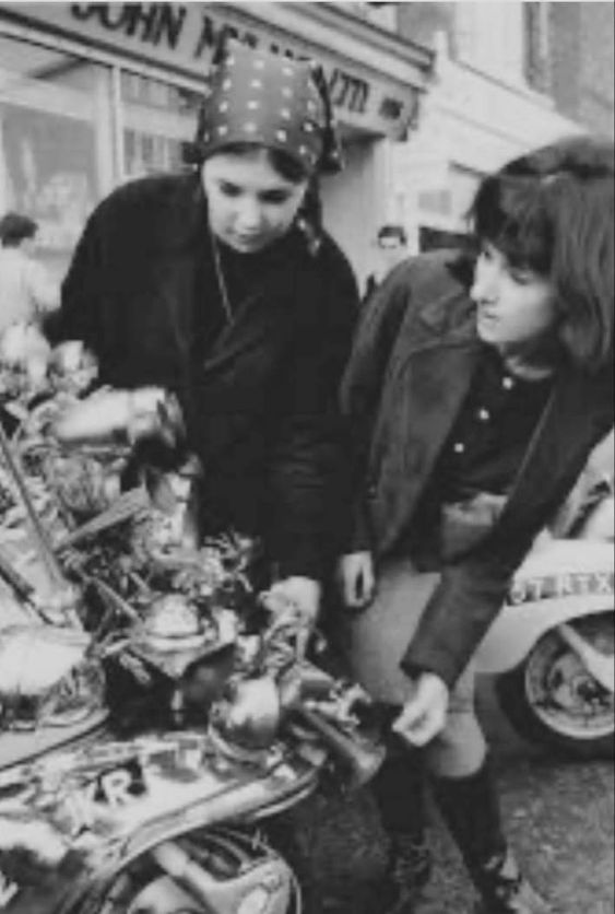 davy_lawless's tweet photo. Irrefutable evidence that the more crap you bolt onto the front of your scoot,the more women you attract.#Mods #Vespa #Lambretta  #1960s https://t.co/n8VR6tgnvk