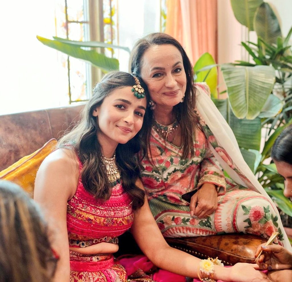 thegoldenfleur's tweet photo. Alia and mommy🥺❤

#AliaBhatt #RanbirAliaWedding @Soni_Razdan #RanbirKapoor https://t.co/32NrRuqiTG