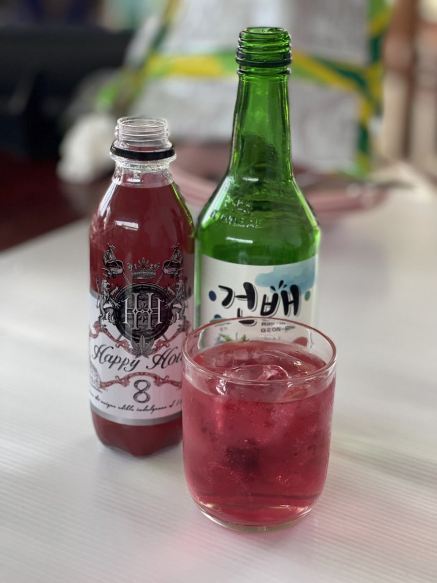 Ohstarhunter's tweet photo. ดีงามน้ำกัญชา Happy Hour ผสมกับอะไรก็อร่อย กินเพียวๆก็ฟิน น้องเป็นสปาร์คกิ้งไวน์ ชื่นใจสุดๆ เราผสมโซจูคืออะไร ไม่เมา ไม่แฮงค์ https://t.co/FBgS1c2hxN