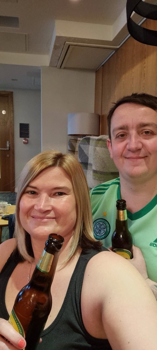 Bonnie_Bex's tweet image. Obligatory airport beers 🍻 ✈️🇬🇷@maliabhoy #getusonthatplane #moderationiskey #Maliabound