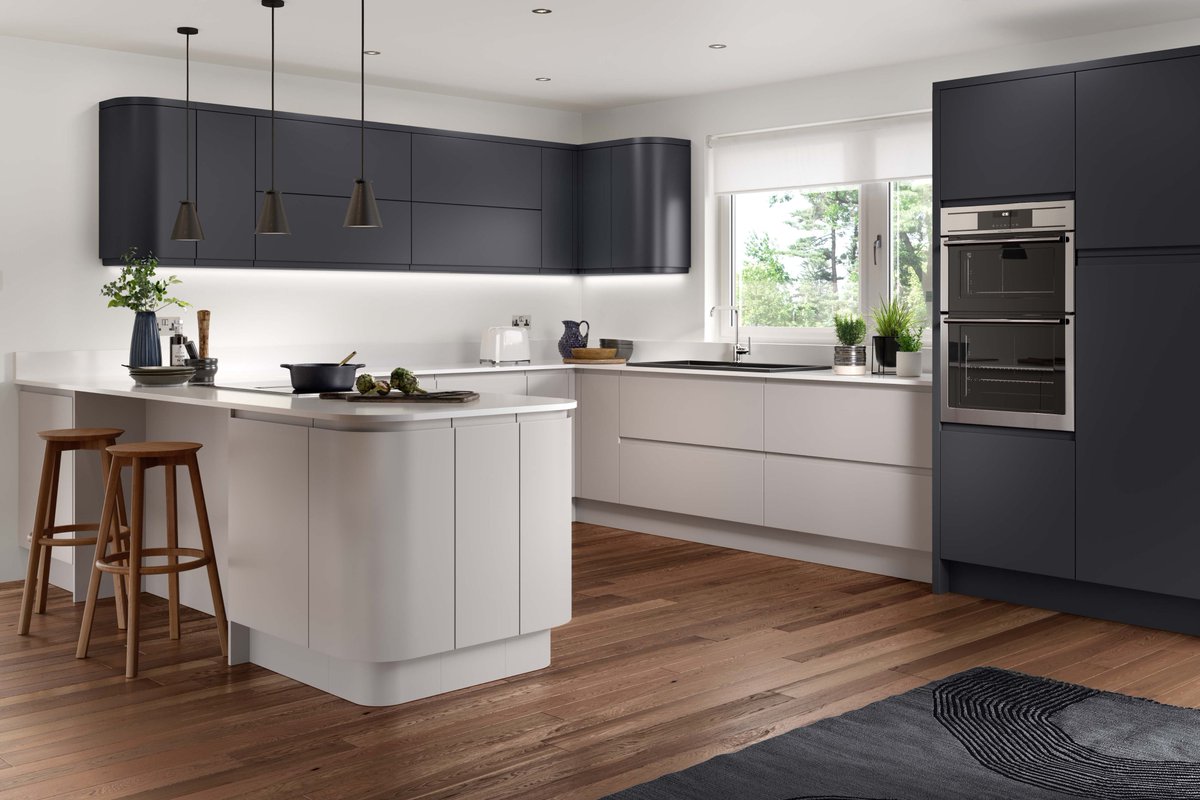 Mal_Kash1's tweet image. Contemporary Beauty

Modern beauty is created through painted doors with the smooth contrast between Indigo Blue &amp;amp; Limestone with an integrated pull handle and as many as 22 Painted Colours to choose from.

 #easter #glosskitchen  #aprilkitchen