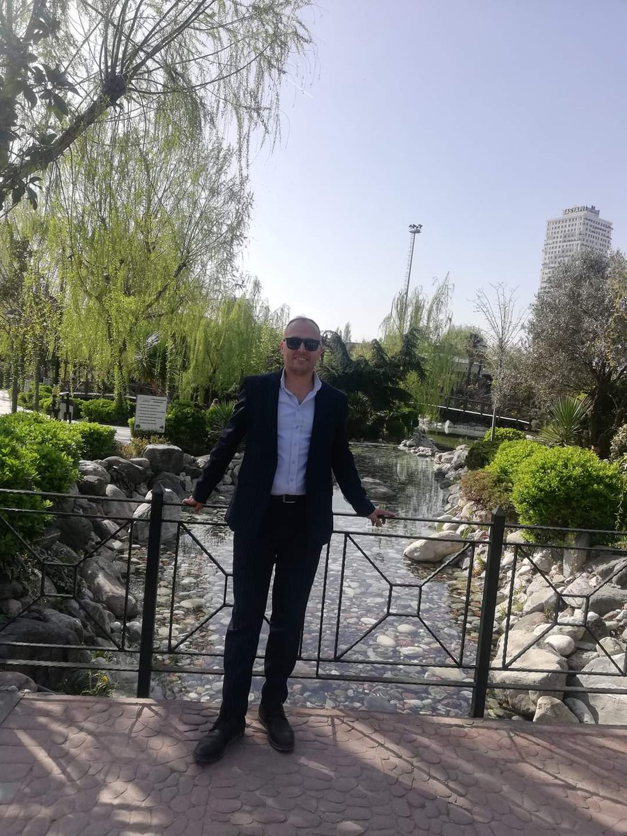 Umudunu yitirme asla
Unutma ki bu günü yarını bağlayan
Tek sebeptir umut
Vazgeçme hayallerinden yarınlarından
Bir gün güzel alacaklardan
Beklenen hiç gelmeyecek dediğin o vakit
Bir umuttur sana hayatı sevdiren
Bir umudun olsun hayatta
Yaşama hevesin yaşama sevincin olsun