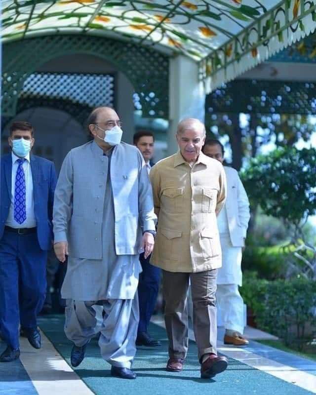آصف زرداری کی وہیل چیئر اور چھڑی کہاں گئی جو وہ عدالت جاتے ہوئے استعمال کرتے تھے؟
پاکستانیوں جاگتے رہنا اور دیکھتے رہنا بس!
#امپورٹڈ_حکومت_نامنظور
