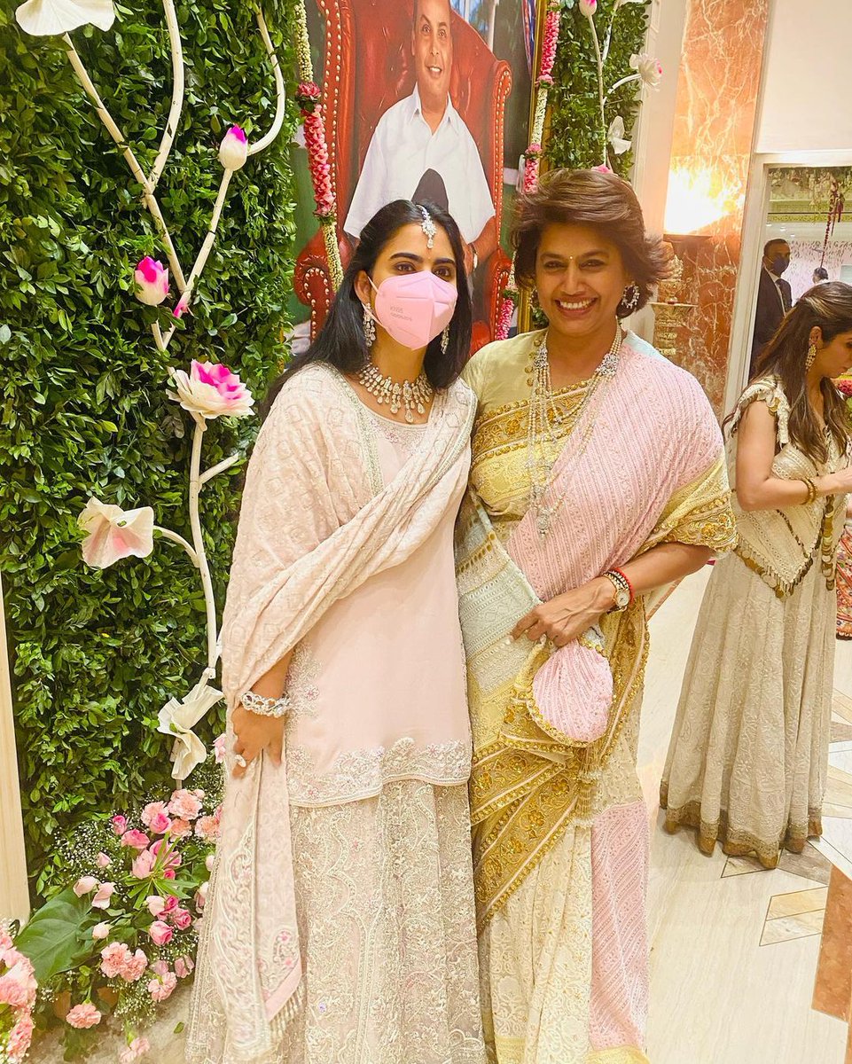 _IshaAmbani's tweet photo. Best Pic With #PinkyReddy 😍 https://t.co/liT2TarVBC