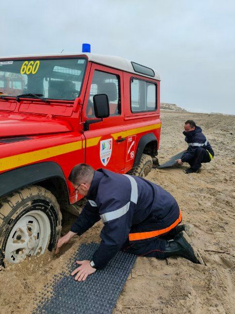 SecCivileFrance's tweet photo. 💡 Pour perfectionner les acquis, le partage des connaissances est essentiel !
🚒 Retour en images avec les formateurs de conduite tout terrain des @pompiers36, qui étaient en Charente-Maritime afin d'appréhender la conduite sur des sols instables aux côtés du @SDIS17. https://t.co/SkqvkRpy5r