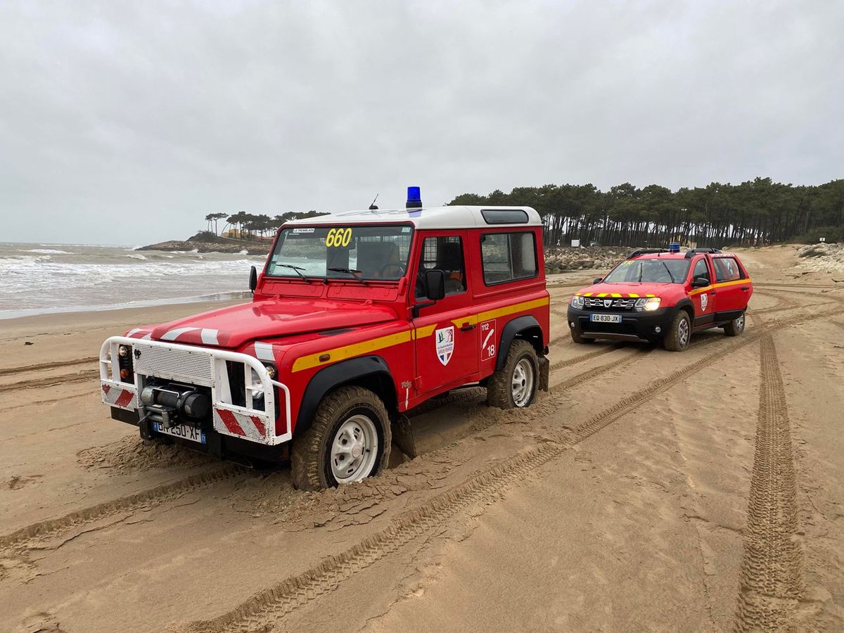 SecCivileFrance's tweet photo. 💡 Pour perfectionner les acquis, le partage des connaissances est essentiel !
🚒 Retour en images avec les formateurs de conduite tout terrain des @pompiers36, qui étaient en Charente-Maritime afin d'appréhender la conduite sur des sols instables aux côtés du @SDIS17. https://t.co/SkqvkRpy5r