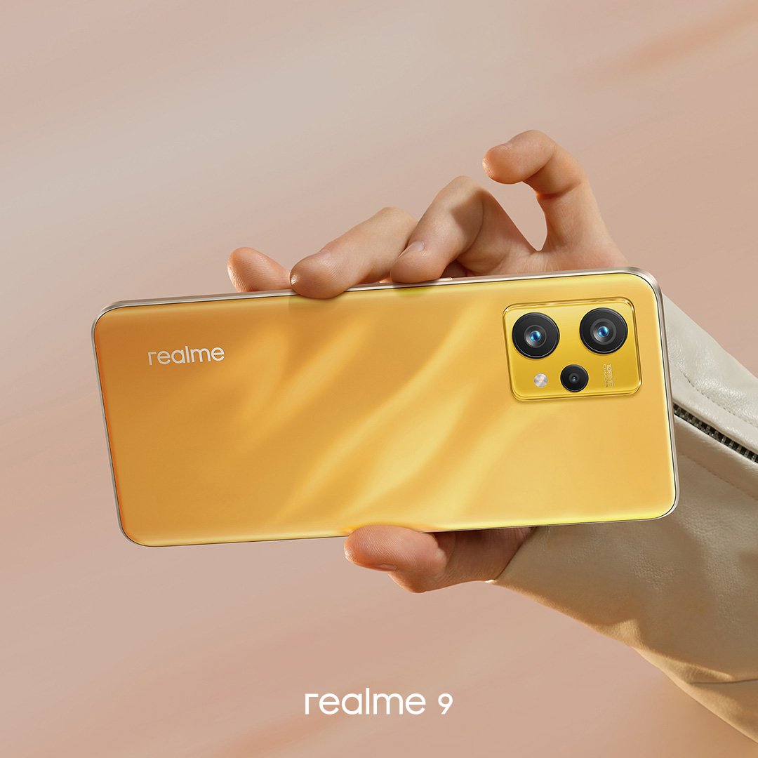 realmeindonesia's tweet photo. realme 9 dengan warna Sunburst Gold ini jadi paling stylish sebagai #HapeTerbaikRamadan 

Reply dengan 🧡 kalo kalian suka! https://t.co/bTzAoldrBO