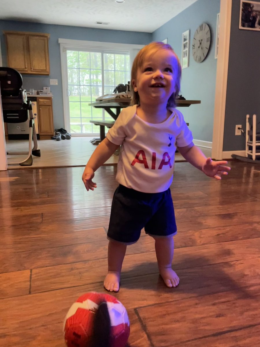 Sutton is ready for a <a href="/SpursOfficial/">Tottenham Hotspur</a> win this morning! #MyPLMorning #COYS