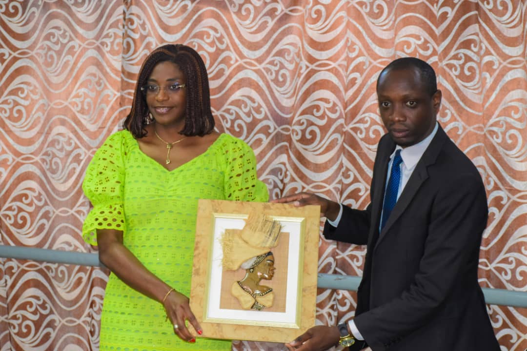 Prix de L'EXCELLENCE 2021, 3e édition que j'ai reçu ce 15 avril des mains du Président de L'ONG des jeunes des 9 provinces du GABON