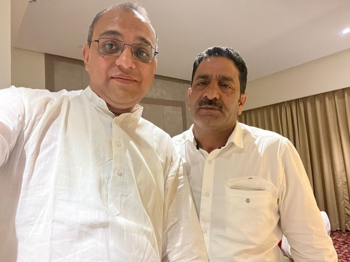 ashraf_wani's tweet photo. इंदौर शहर में न सिर्फ जिंदादिल शायर और पत्रकार पैदा हुए हैं बल्कि अभी भी ऐसे शायर यहां पर मौजूद हैं जो इस परंपरा को आगे बढ़ा रहे हैं और उनमें से ही मेरे दोस्त
#firdoes #Indore https://t.co/GedELDuIOZ
