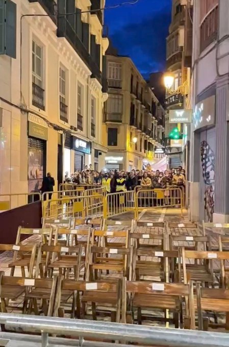 niporwifi's tweet photo. Abro hilo. Se llevan compartiendo estas imágenes desde el inicio de la Semana Santa de Málaga dando entender que no se pueden ver las procesiones si no pagas una silla. Las fotos son de una bocacalle de calle Larios que es recorrido oficial. https://t.co/Hz9jbiz3pF