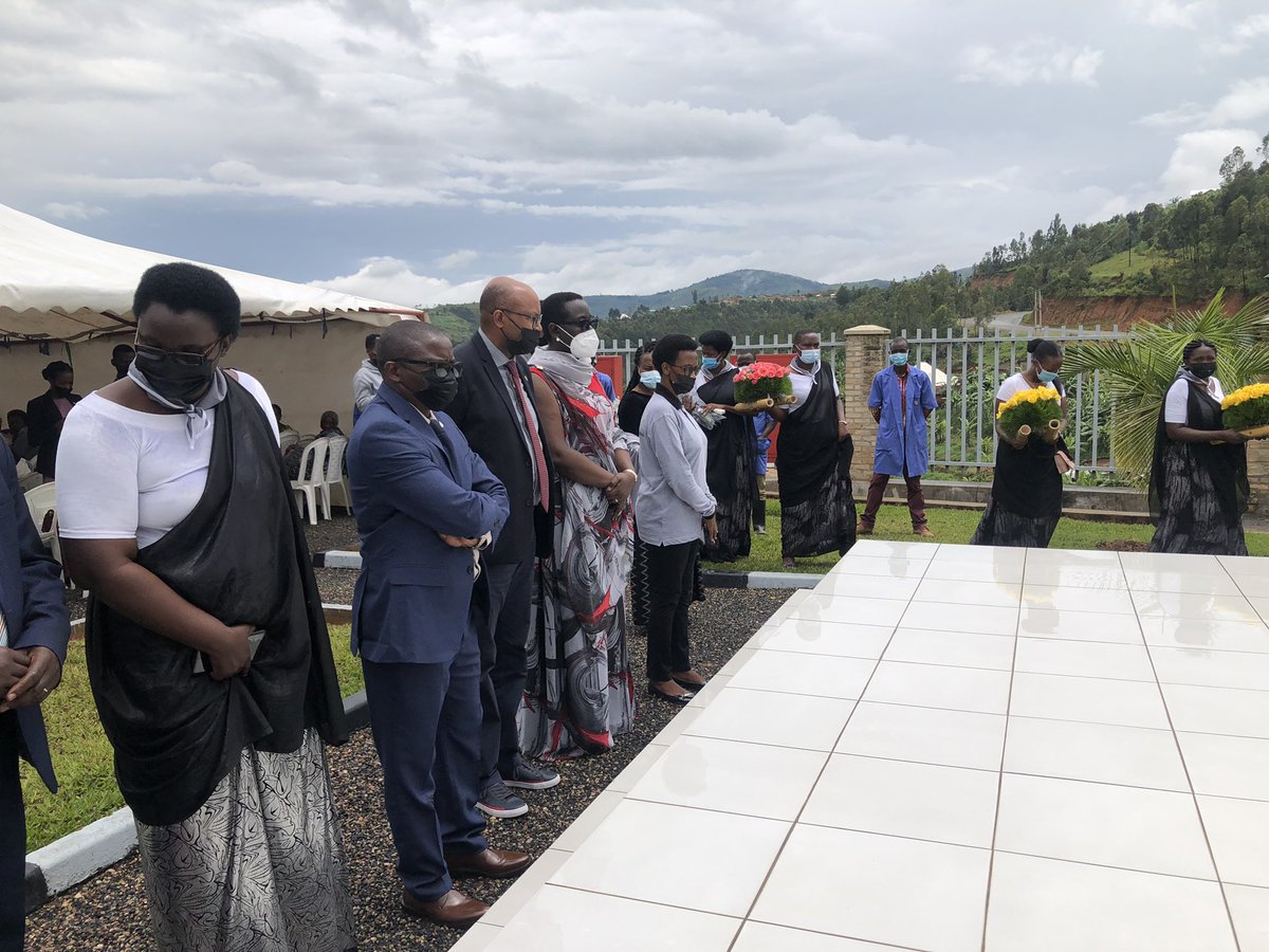 RwandaEmergency's tweet photo. Uyu munsi Minisitiri @mskayisire yifatanyije n’abarokotse, Abayobozi n’abaturage b’Akarere ka @NgororeroDistr mu gikorwa cyo #Kwibuka28 no gushyingura mu cyubahiro ku Rwibutso rwa Nyange, Abazize Jenoside yakorewe Abatutsi muri 1994. https://t.co/q0xg2oV5I0
