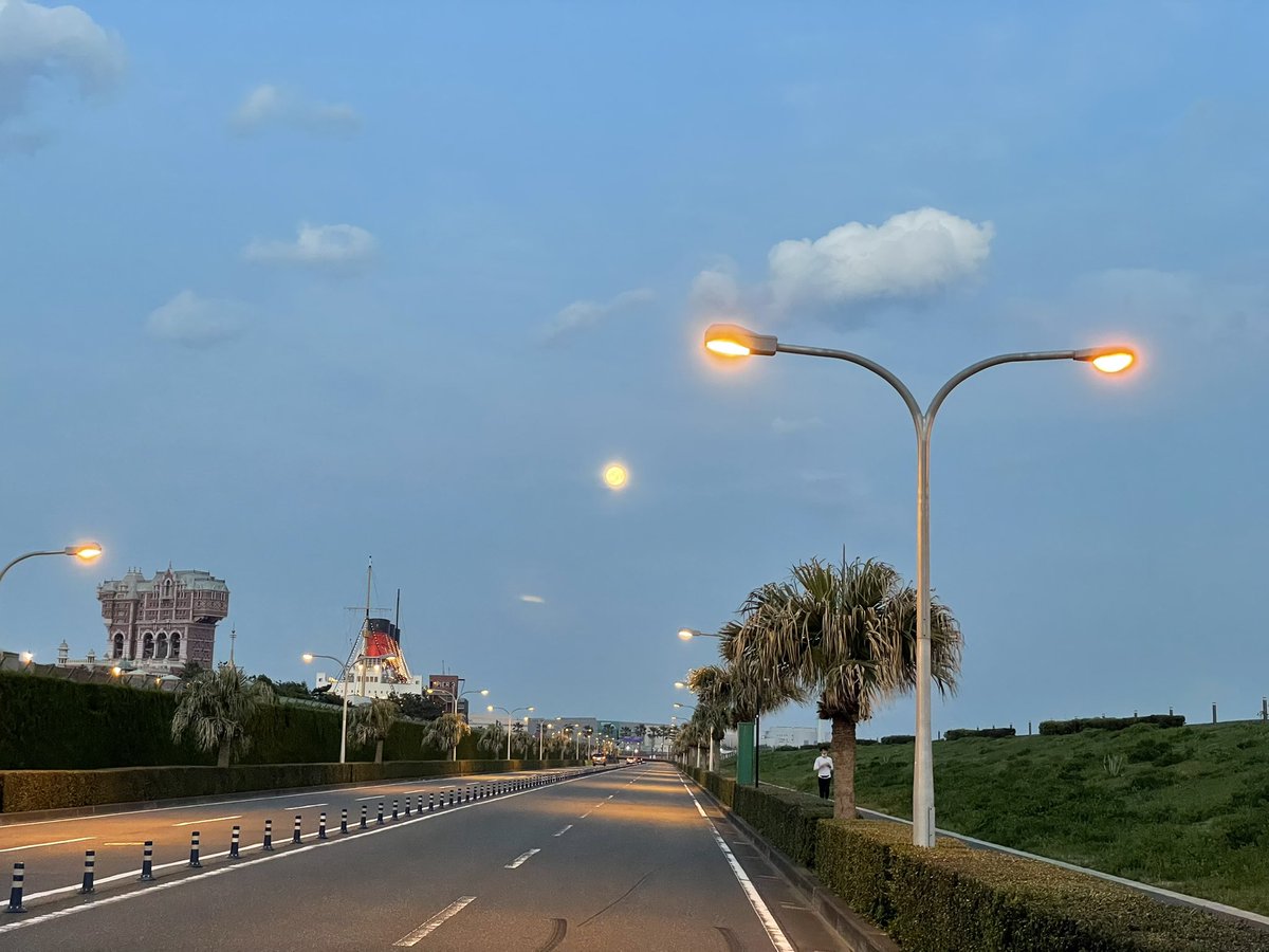 n_non's tweet photo. 桜散り山萌黄色に染まる季節になりました🌱 明日の未明は満月なのですね🌕 久しぶりに海風に当たって来ました🛳

#ピンクムーン
調べてみたらいろんな呼び方があるようですね！
#満月 #moon #fullmoon #PinkMoon #SproutingGrassMoon #FishMoon #EggMoon #PaschalFullMoon #SuperPinkFullMoon https://t.co/xyeyQzIQZc