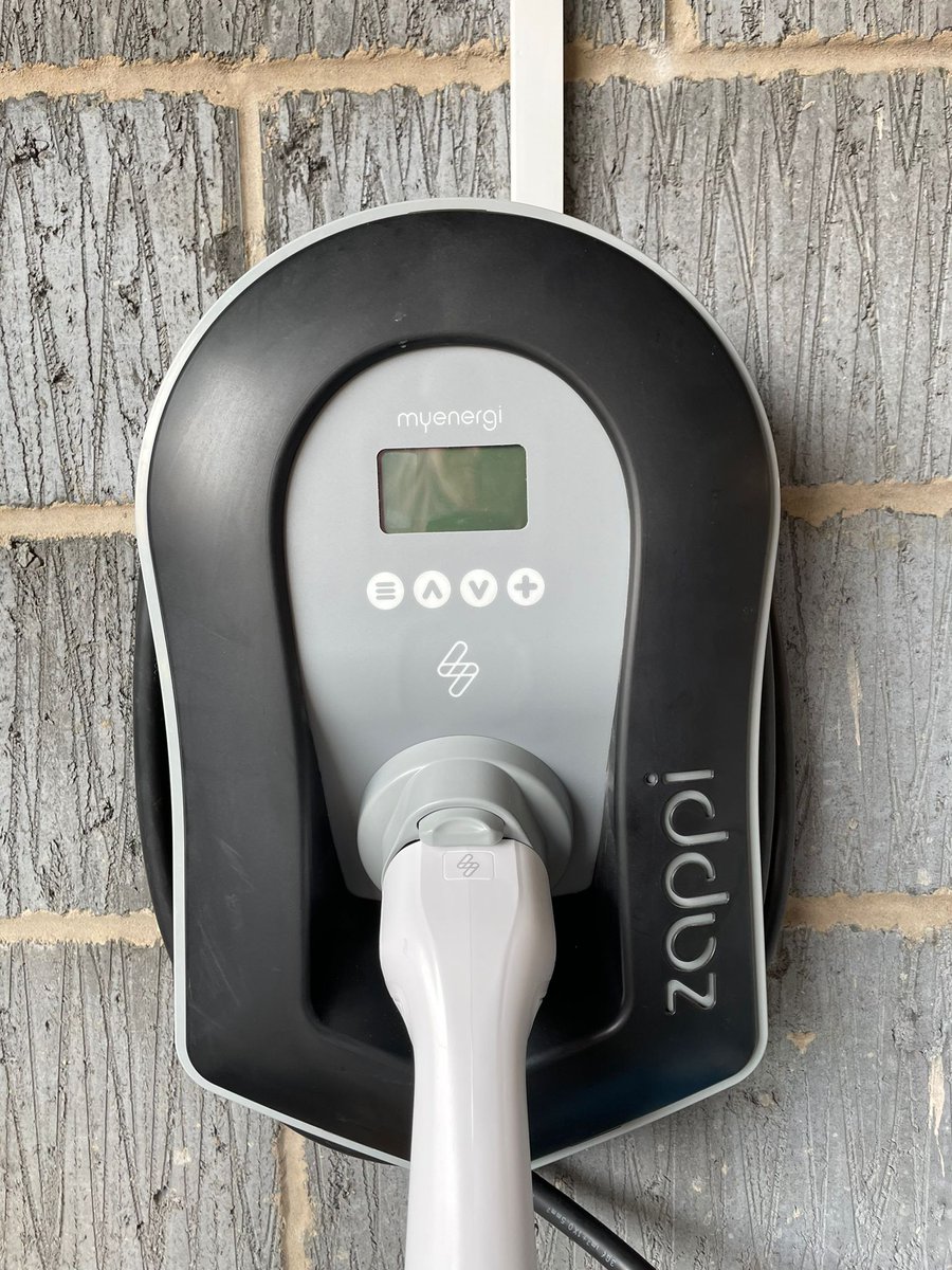 GarethSym's tweet photo. So after 5 weeks from logging our zappi was broke we received our new one from @myenergiuk which after 1 day has now also broke... think you need to hire a new contractor to install these! https://t.co/ZwqfhoFndE
