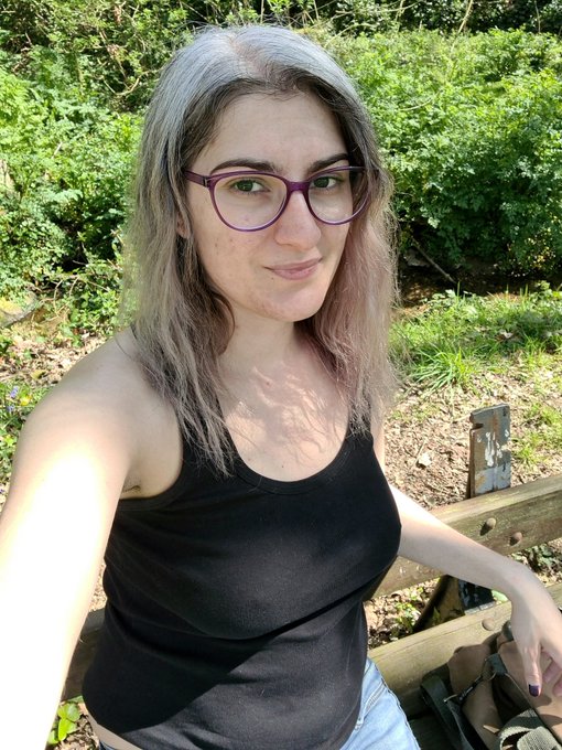 J'ai du mal avec les photos ou je suis 100% naturelle car je ne vois que les imperfections de ma peau<a href="/tag/friskyfriday"class="tags"><span>#friskyfriday</span></a>