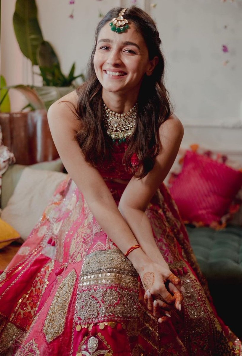 thegoldenfleur's tweet photo. my beautiful and the prettiest girl🥺❤

#AliaBhatt #RanbirAliaWedding https://t.co/yaR4Z3OWnw