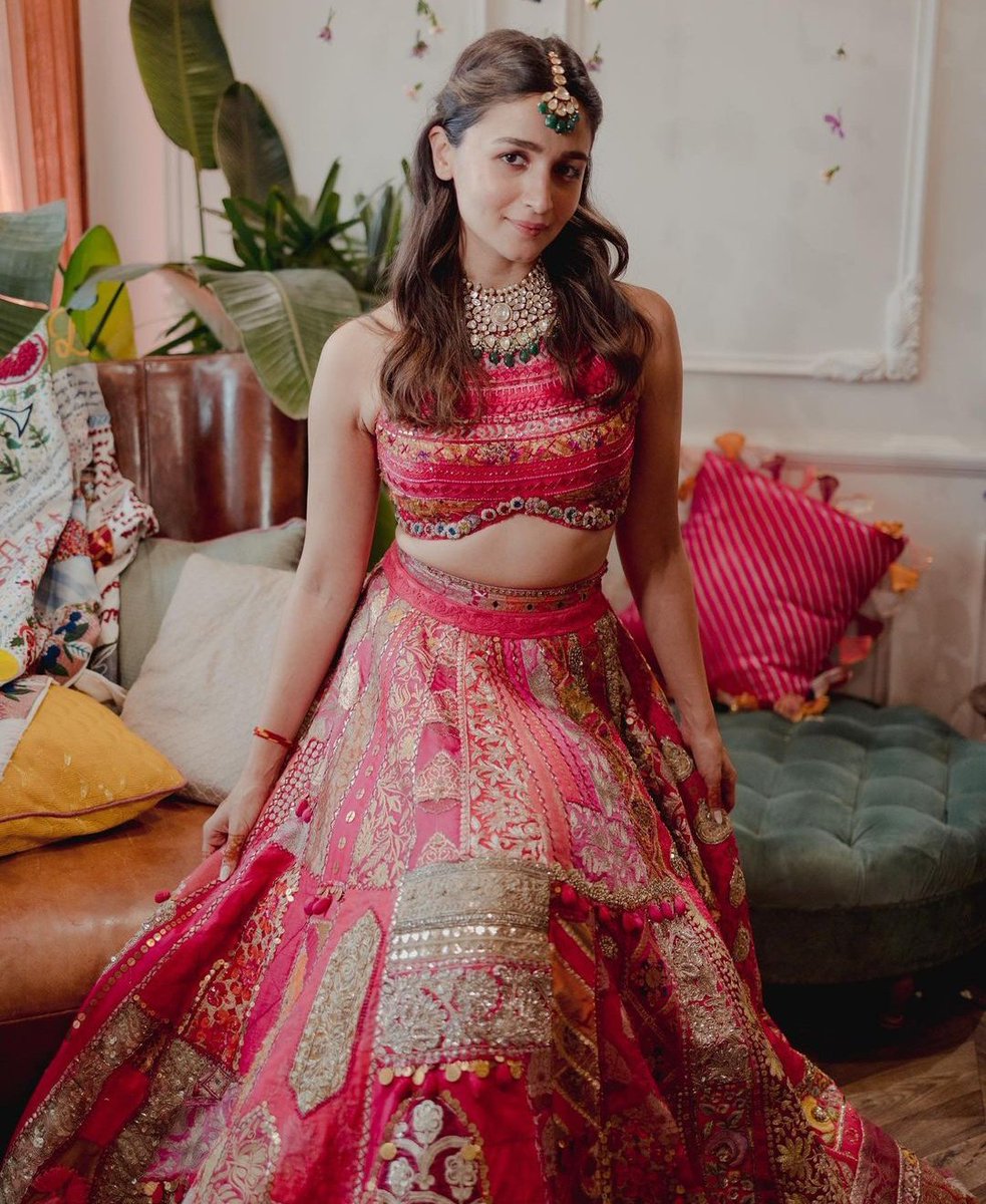 thegoldenfleur's tweet photo. my beautiful and the prettiest girl🥺❤

#AliaBhatt #RanbirAliaWedding https://t.co/yaR4Z3OWnw