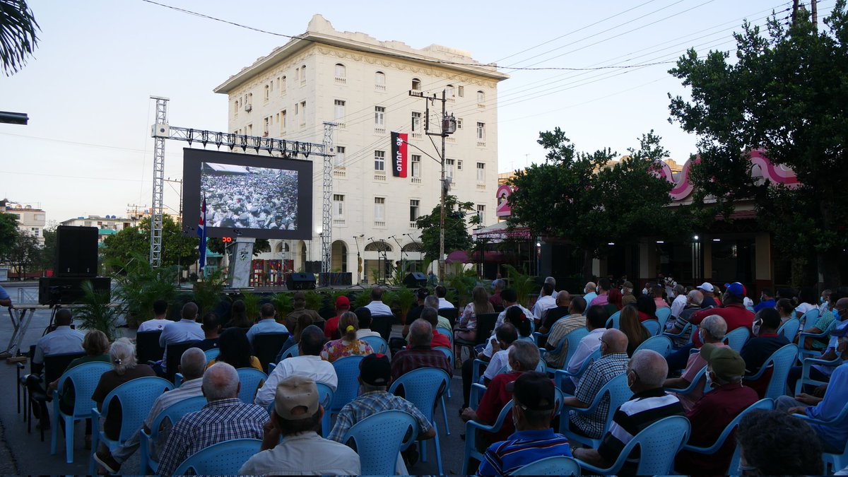 PresidenciaCuba's tweet photo. ¡Buen día! 🇨🇺

La esquina de 23 y 12, en #LaHabana, vuelve a ser este #16Abril lugar para el apoyo a la Revolución Socialista.

Allí está #AHORA el primer secretario del Comité Central del Partido, @DiazCanelB, rememorando aquellos días gloriosos de abril.

#UnidadYContinuidad https://t.co/s56C50wuRT