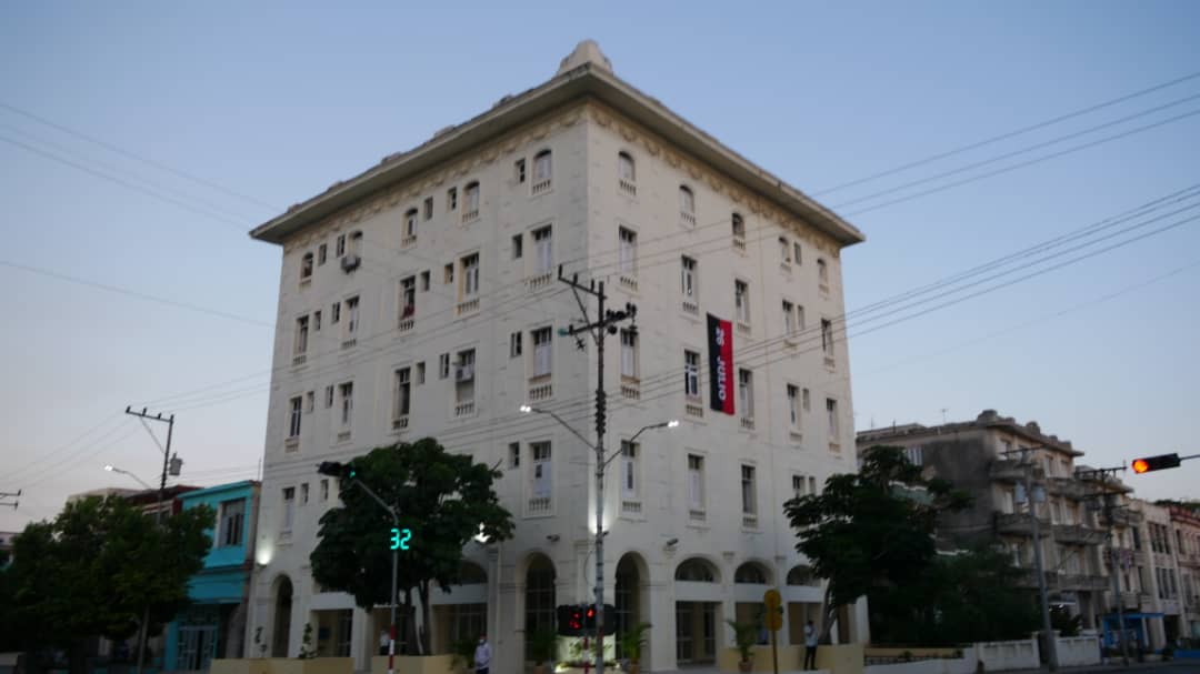 PresidenciaCuba's tweet photo. ¡Buen día! 🇨🇺

La esquina de 23 y 12, en #LaHabana, vuelve a ser este #16Abril lugar para el apoyo a la Revolución Socialista.

Allí está #AHORA el primer secretario del Comité Central del Partido, @DiazCanelB, rememorando aquellos días gloriosos de abril.

#UnidadYContinuidad https://t.co/s56C50wuRT