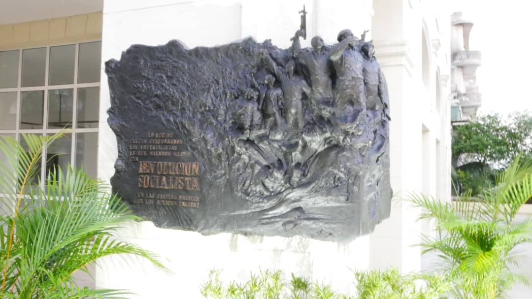 PresidenciaCuba's tweet photo. ¡Buen día! 🇨🇺

La esquina de 23 y 12, en #LaHabana, vuelve a ser este #16Abril lugar para el apoyo a la Revolución Socialista.

Allí está #AHORA el primer secretario del Comité Central del Partido, @DiazCanelB, rememorando aquellos días gloriosos de abril.

#UnidadYContinuidad https://t.co/s56C50wuRT