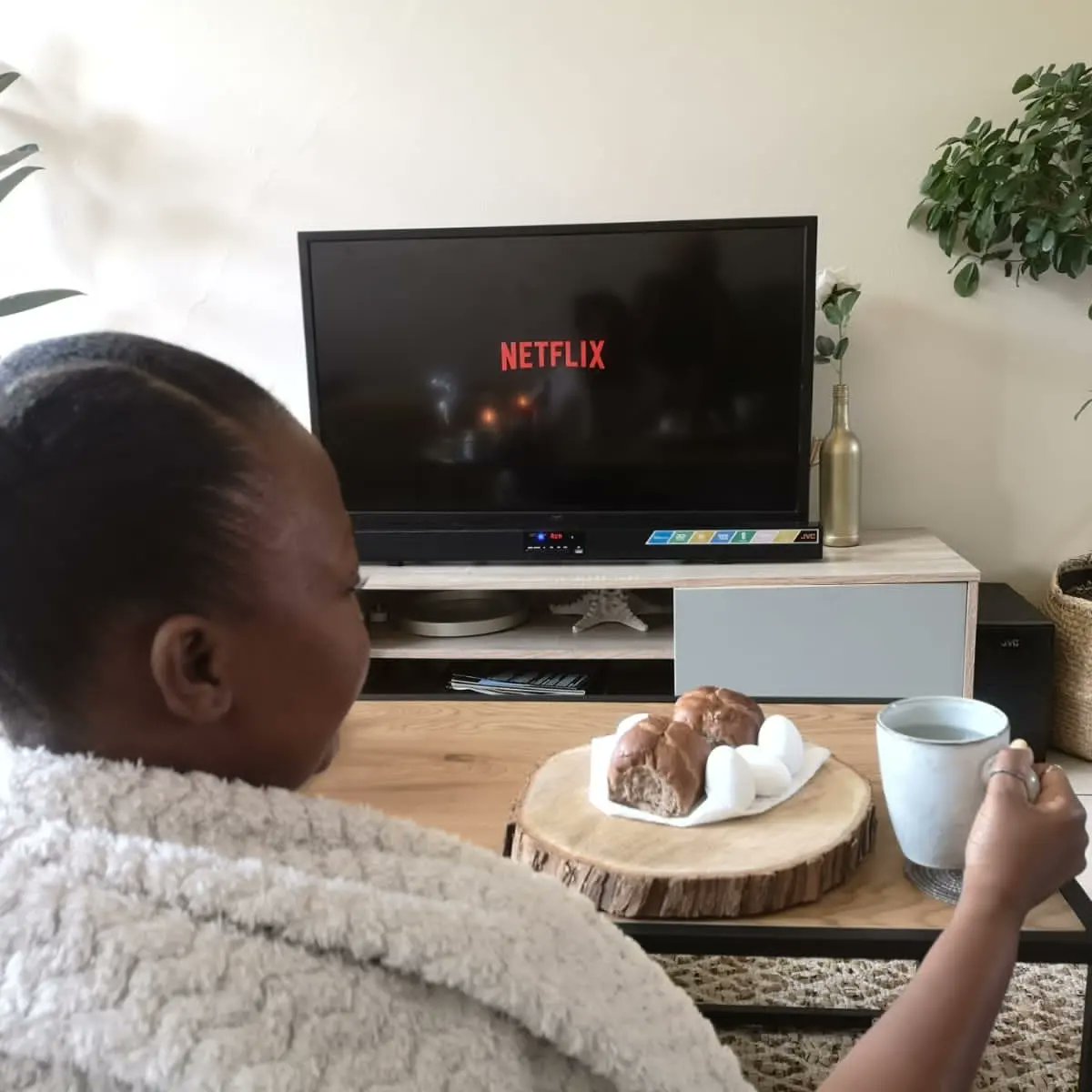 mankosip01's tweet photo. Easter weekend plot underway; catching up on some good old Netflix.

Get yourself powered up with the current @TelkomZA Easter deals and stream the weekend away. 👉  https://t.co/i7xE901Nhr

#EasterWeekend #TelkomUnlimits #Ad #Telkom #Netflix #CosyWeekend https://t.co/20Qovs3zYG