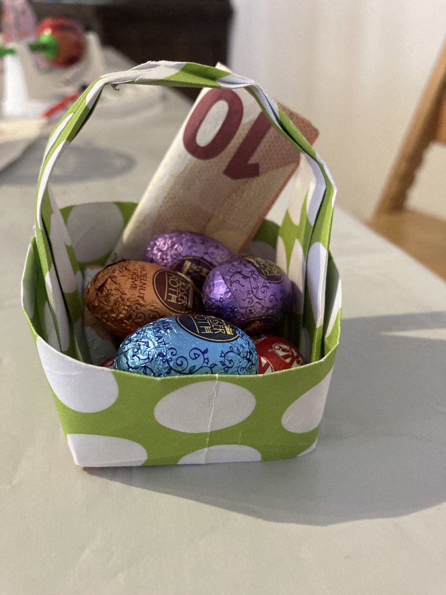 Mal wieder #origami Content: kleine Osterkörbchen. Ideal um die lieben Nachbarn oder den Paketzusteller zu überraschen. ☺️