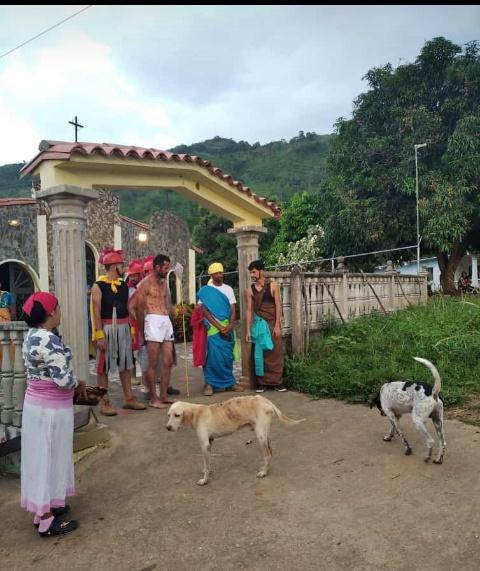 LuqueOmaira's tweet photo. Les comparto la escenificación de la pasión, muerte y resurrección de Jesucristo. Fue realizada en mi campo
#Bitubu #Chejende. Dirigida por mi hermana del alma, excelente profesora,maestra y mejor amiga: María Terán. Esta es mi gente, noble,del campo. Hermosa mi gente. https://t.co/CV6hNYDhfh