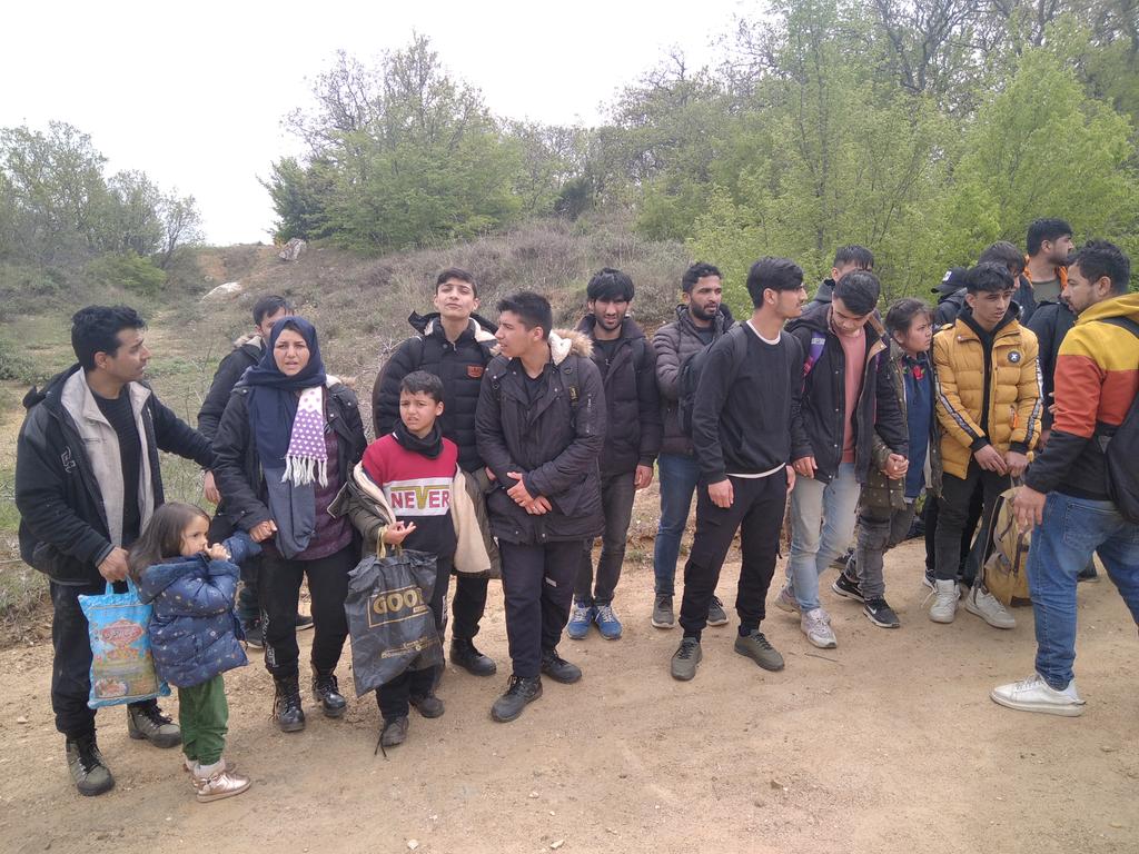 alterthess's tweet photo. 27 Afghan refugees among them 4 children and two women are stranded near Didymoticho and need assistance https://t.co/dcUYbMcF5W