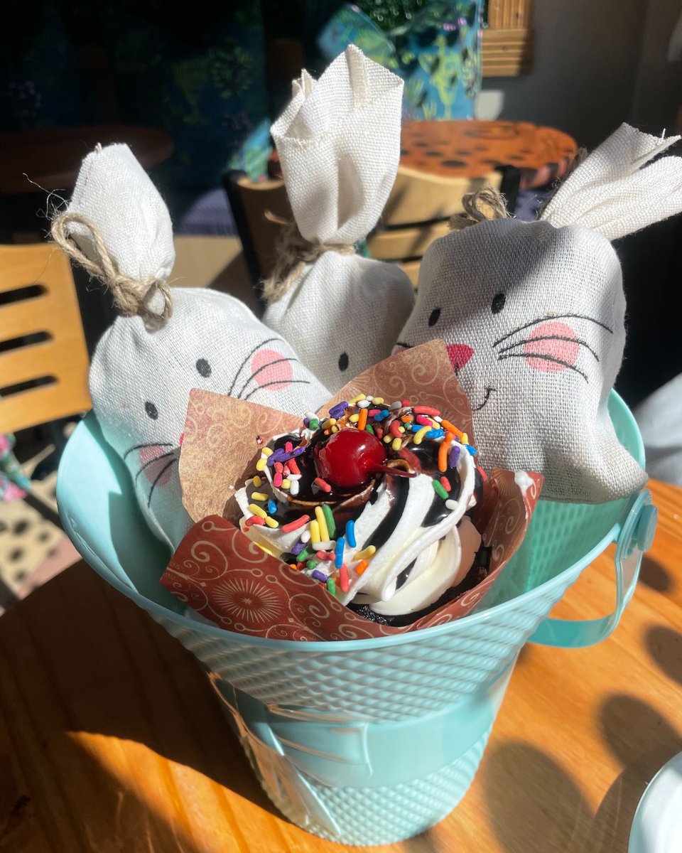 EatGreatness's tweet photo. A little Inspired Cravings for your Easter Basket!
This is the "YOLO"- Chocolate Sundae Cupcake🧁
#chocolatesundae #plantbased #smallbakery #dmvfoodie #dmvthingstodo #inspiredcravings #veganresturant #veganva #vegandmv https://t.co/jfxdJZsD7A