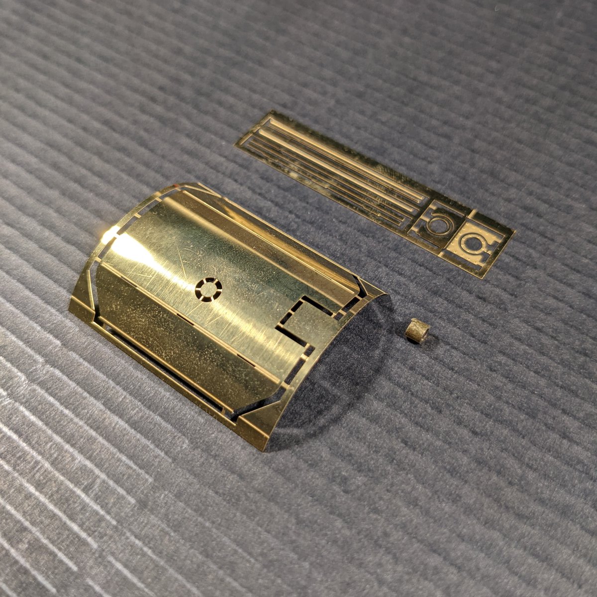 proto87_'s tweet photo. Ihr hab Lust, einmal das Löten von Messingbausätzen zu üben? Das trifft sich perfekt, denn ich brauche Platz und die letzten Bausätze für ein schön dünnes Dach der V 90 müssen raus! #Modellbau #Modelleisenbahn #Roco #H0 
https://t.co/jSVjHtyflS https://t.co/X8vVaDcbiW